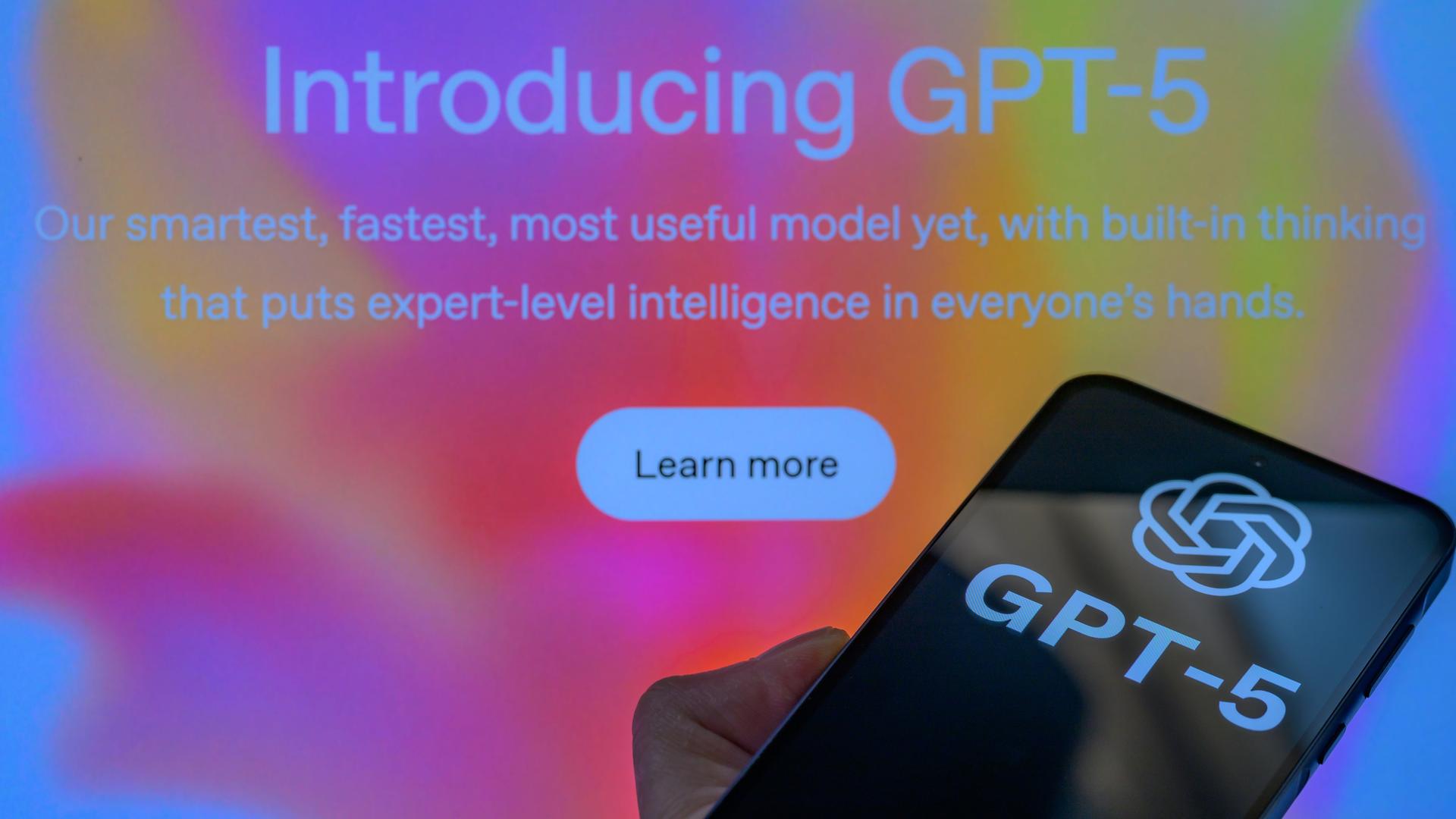 Das ChatGPT-5-Logo wird auf einem Mobiltelefon angezeigt. OpenAI kündigt am 8. August 2025 in Brüssel, Belgien, GPT-5 an – sein neuestes und fortschrittlichstes KI-Modell. (Foto: Jonathan Raa/NurPhoto)