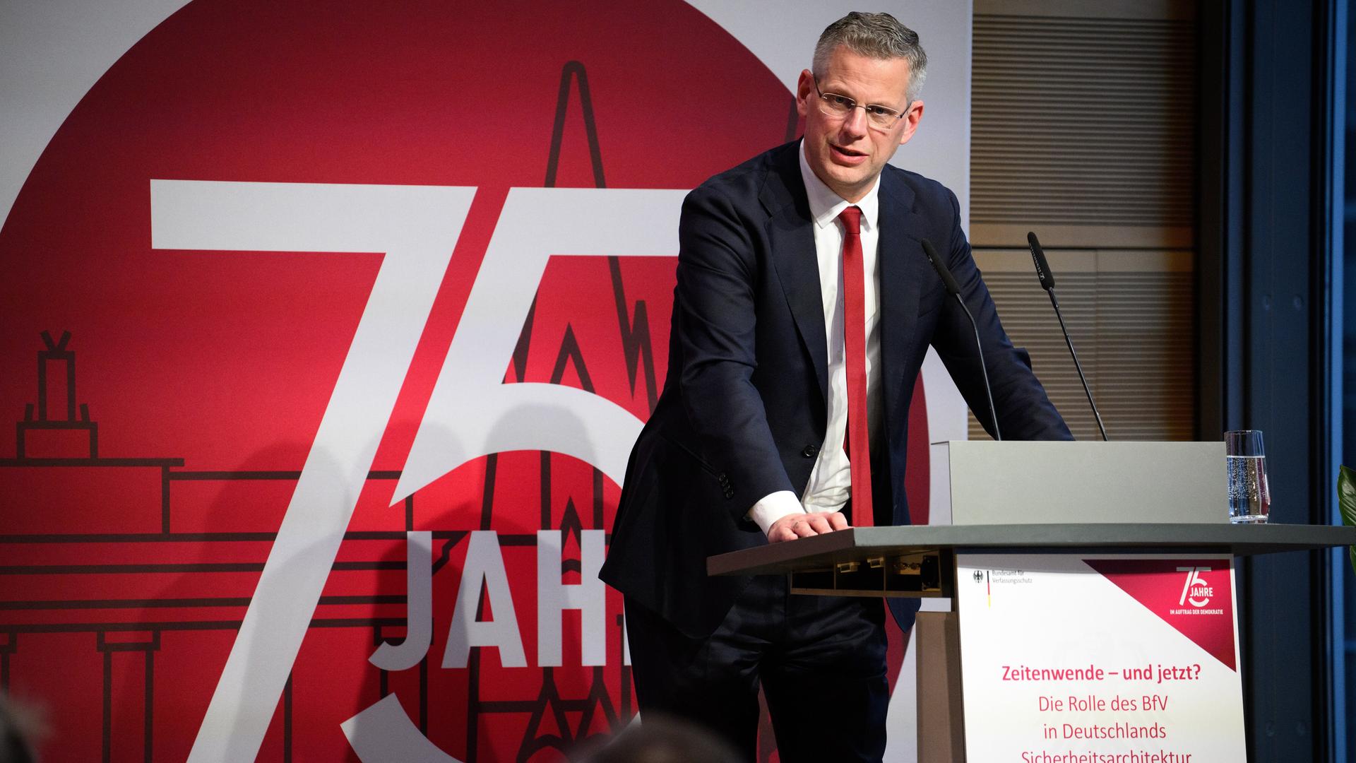 Christoph de Vries (CDU), Parlamentarischer Staatssekretär im Bundesministerium des Innern, spricht beim 21. Symposium des Bundesamts für Verfassungsschutz (BfV) am 8.12.2025.