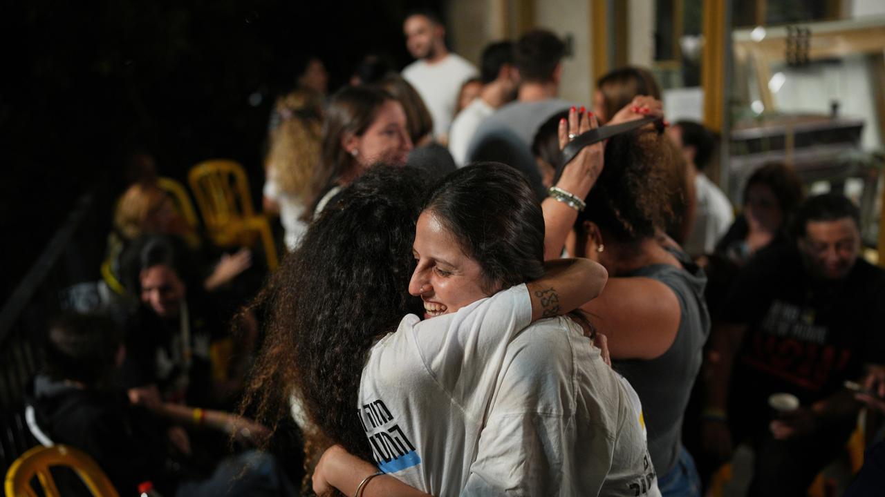 Verwandte und Angehörige israelischer Hamas-Geiseln feiern in der Nacht in Tel Aviv die Einigung zwischen der Hamas und Israel
