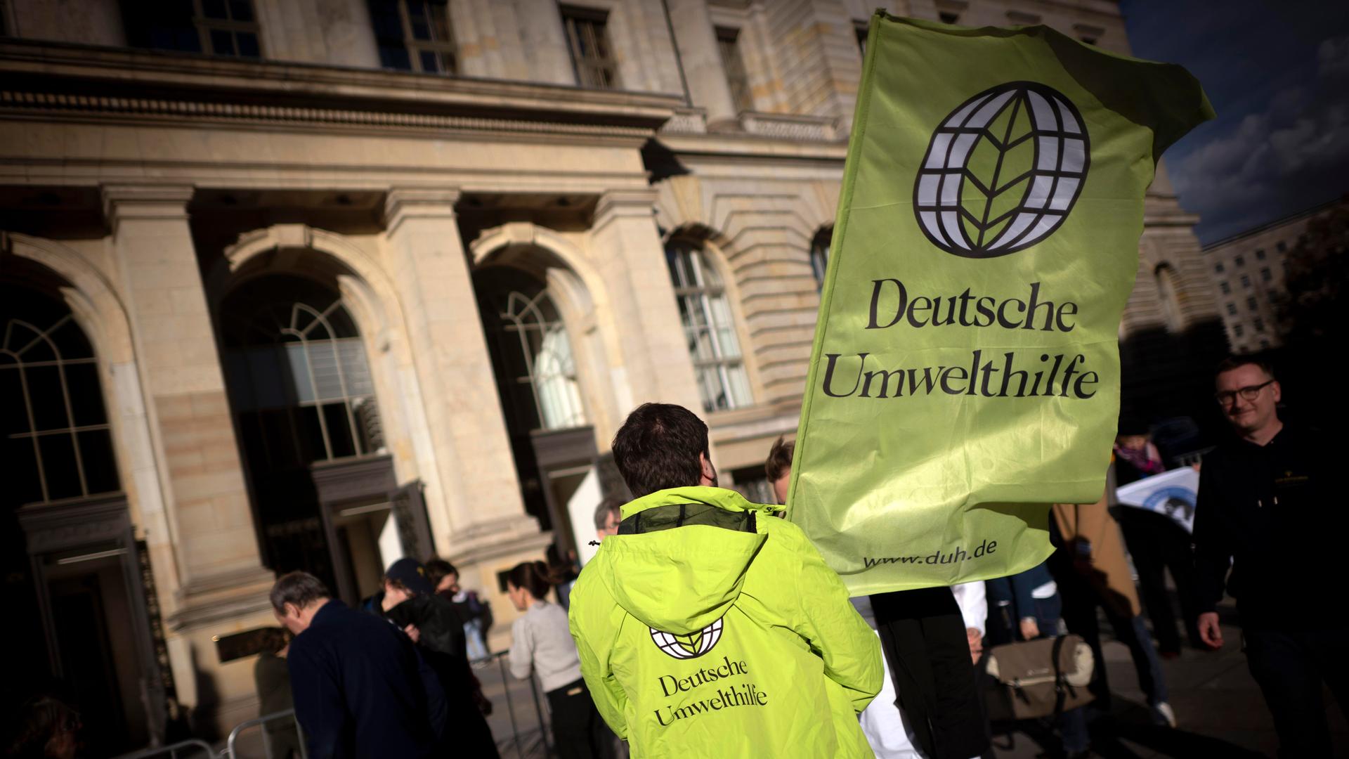 Demonstranten der NGO Deutsche Umwelthilfe in Berlin