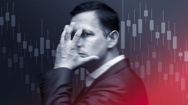 Peter Thiel hält sich eine Hand halb vor sein Gesicht