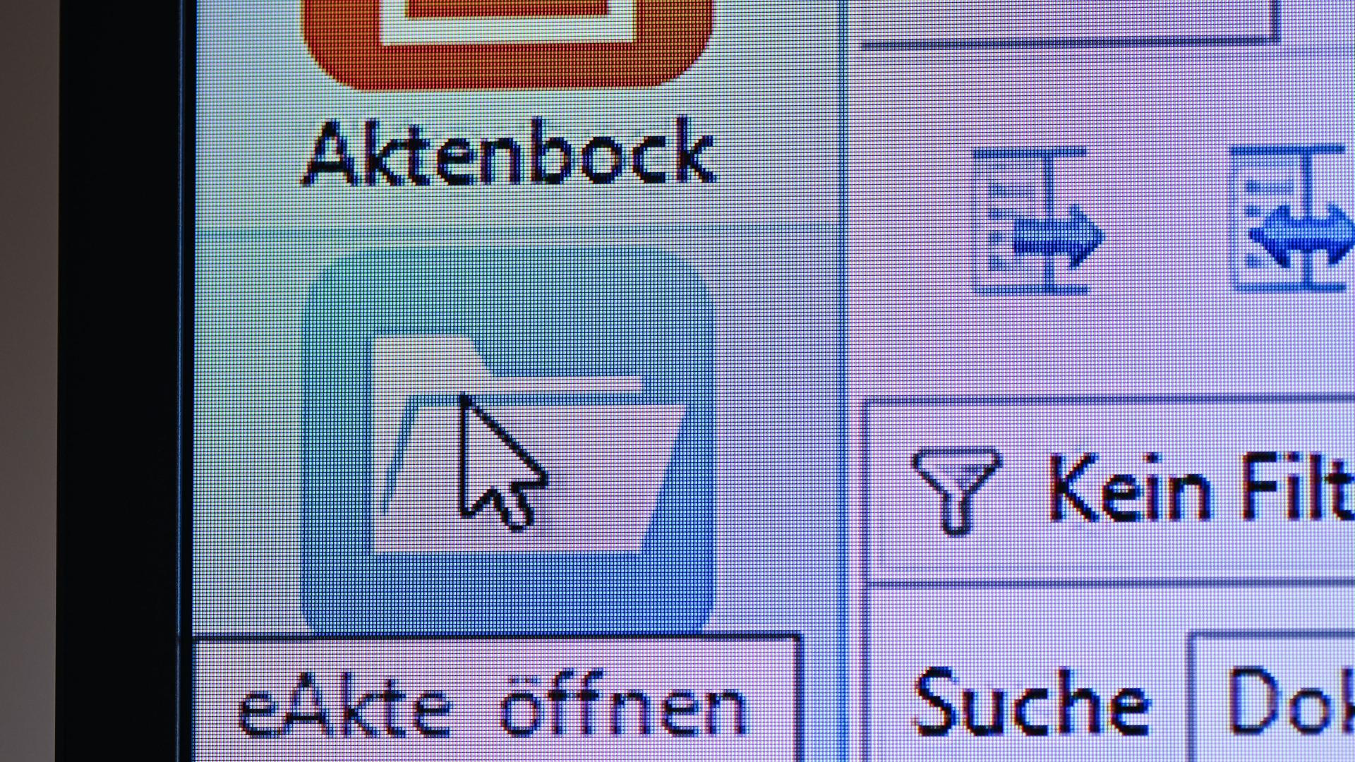 Auf einem Monitor am Finanzgericht Berlin-Brandenburg ist der Ordner "eAkte" zum Öffnen einer elektronischen Akte zu sehen.