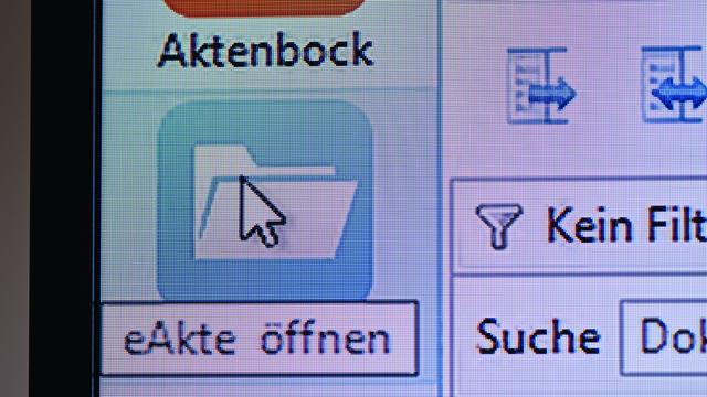 Auf einem Monitor am Finanzgericht Berlin-Brandenburg ist der Ordner "eAkte" zum Öffnen einer elektronischen Akte zu sehen.
