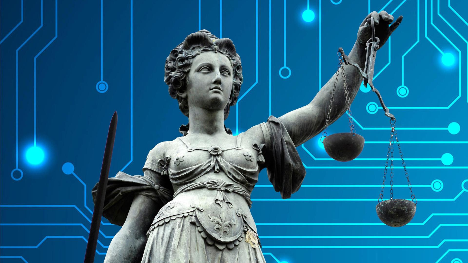 Eine steinerne Statue der Justizia hält in der rechten hand ein Schwert und in der linken eine Waage. Sie steht vor einem blauen Hintergrund, der einen Chip darstellen soll.
