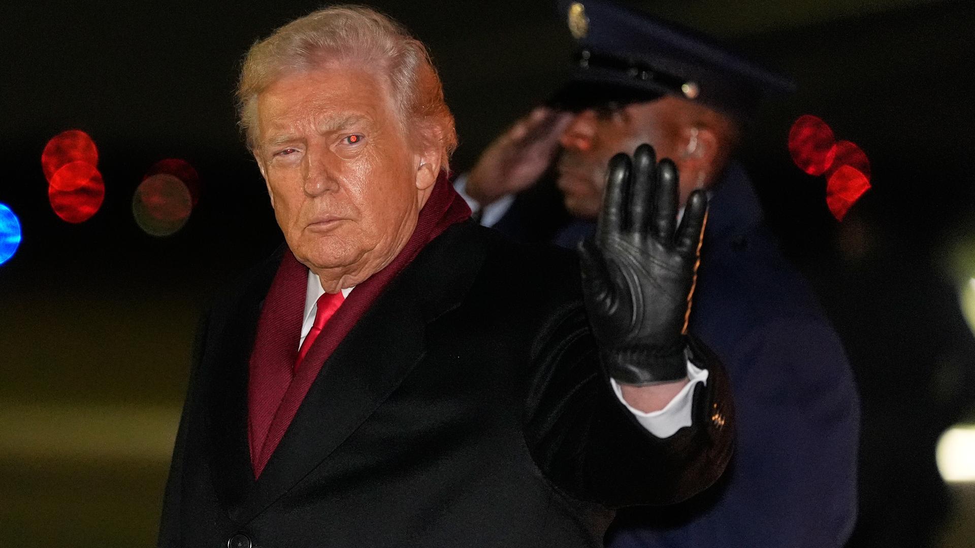 US-Präsident Donald Trump winkt mit einem schwarzen Handschuh 