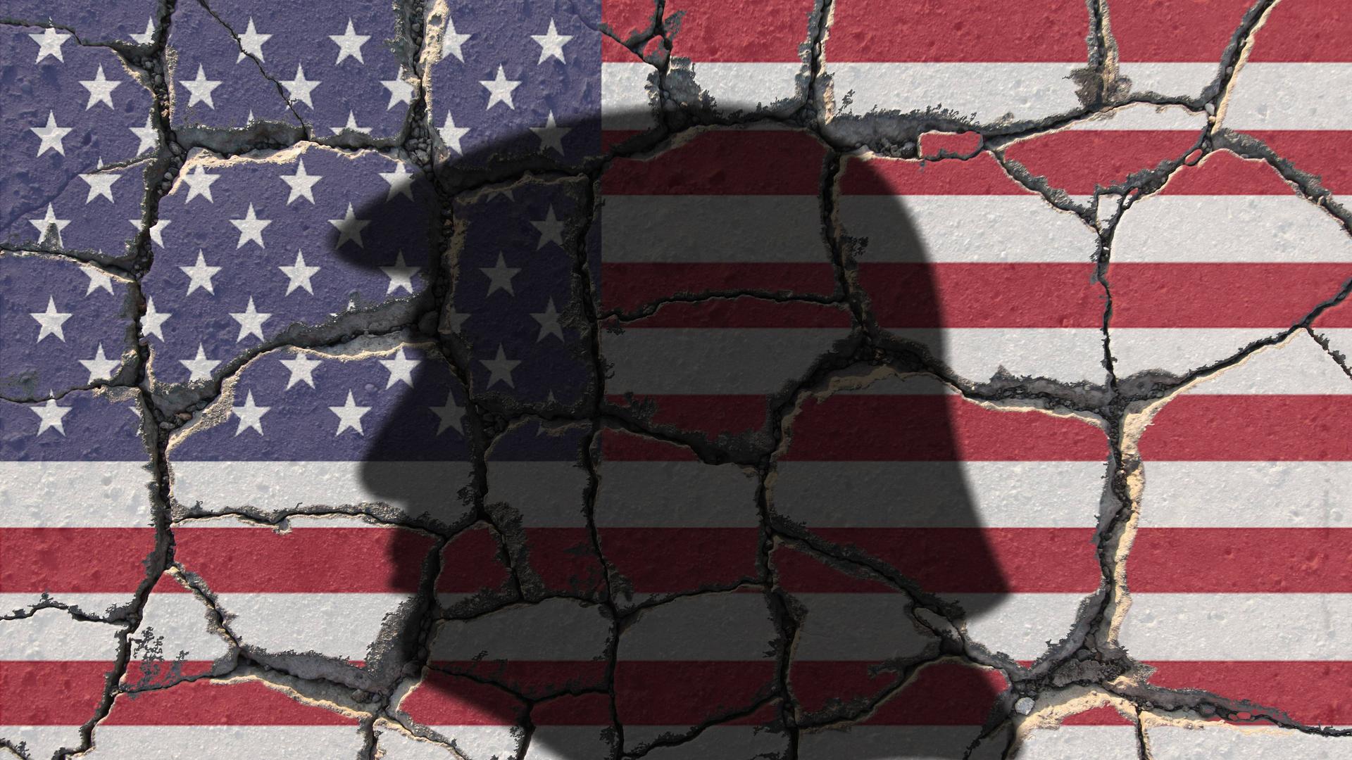 Silhouette von Donald Trump vor der USA-Flagge.