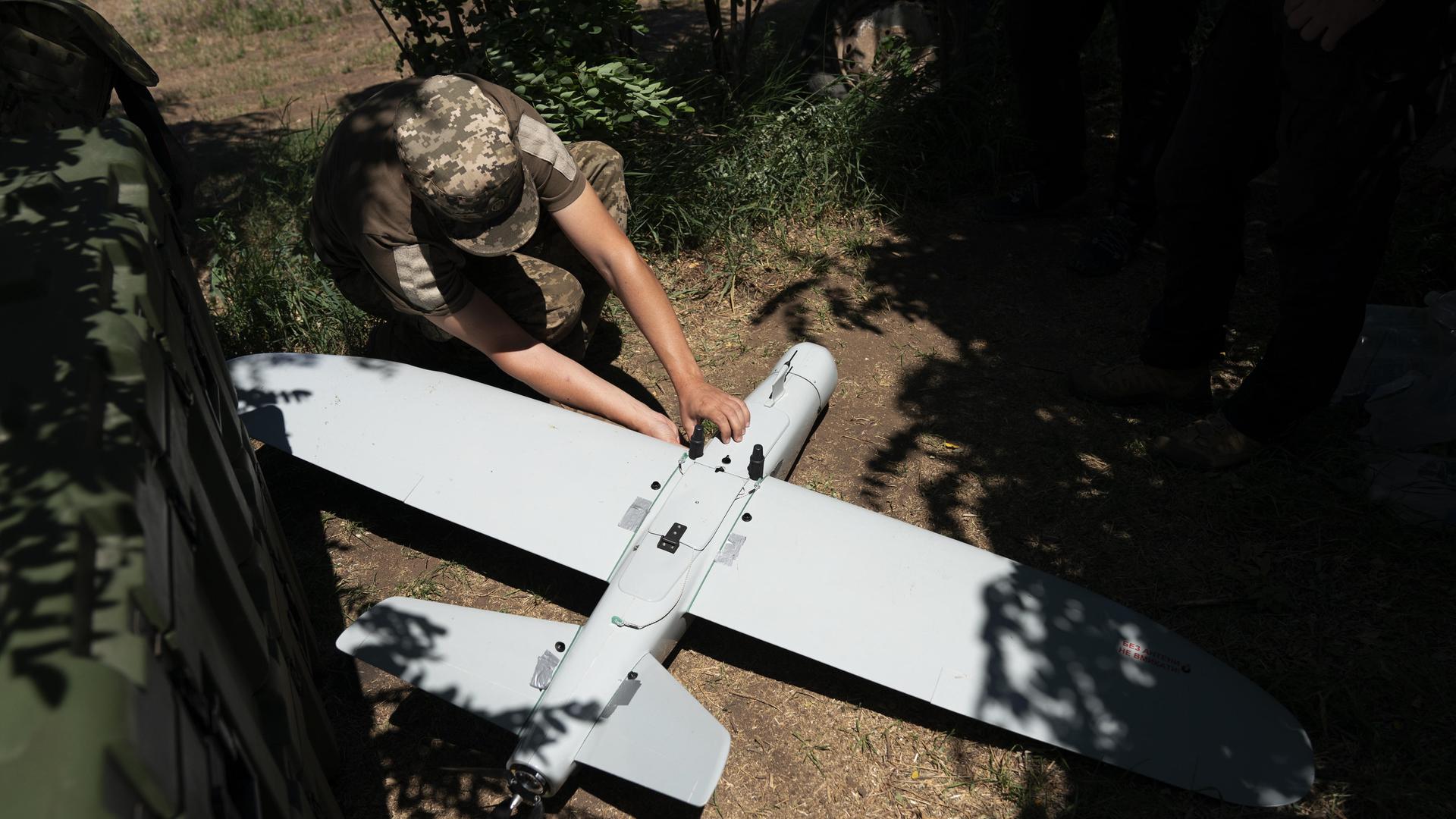 Soldaten der ukrainischen Armee bereiten sich am 10. Juni 2024 im Gebiet Donezk (Ukraine) auf den Einsatz einer Aufklärungsdrohne vom Typ LELEKA 100 in Richtung Chasiv Jar vor