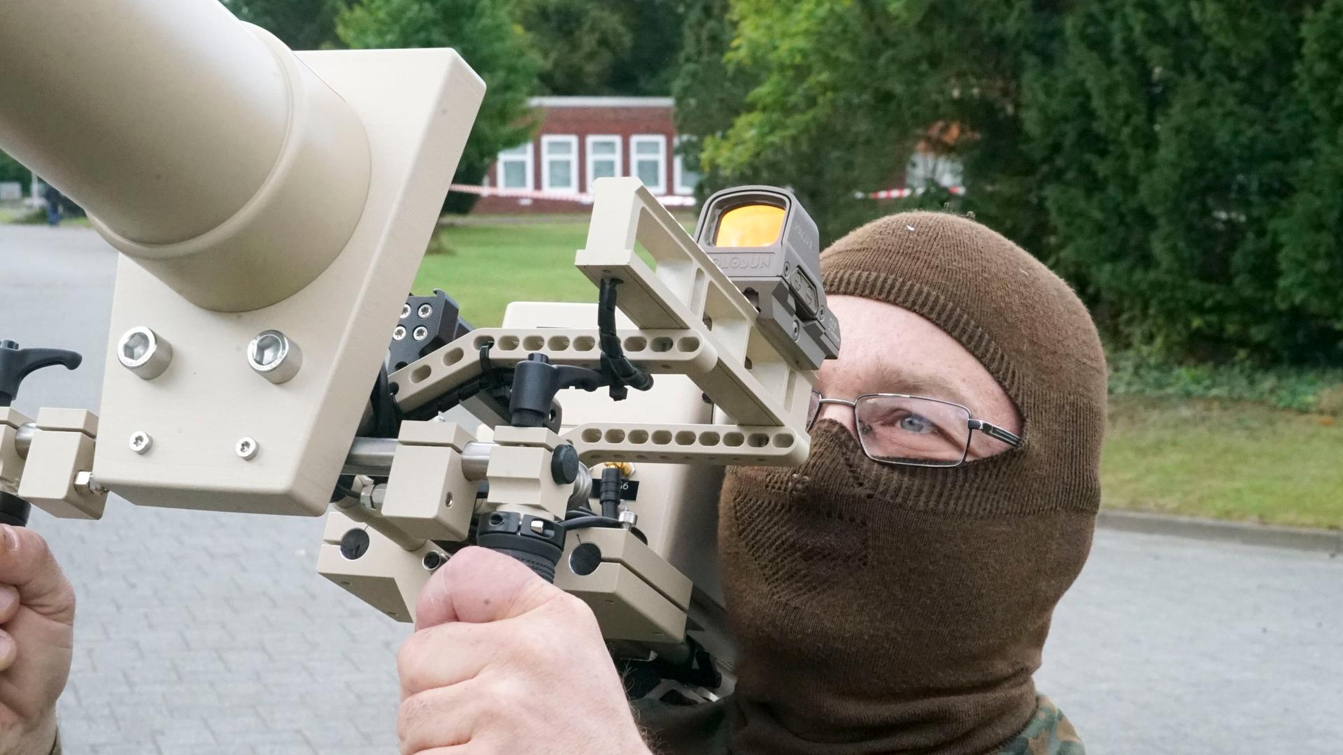 Die Bundeswehr präsentiert Geräte zur Drohnenabwehr.