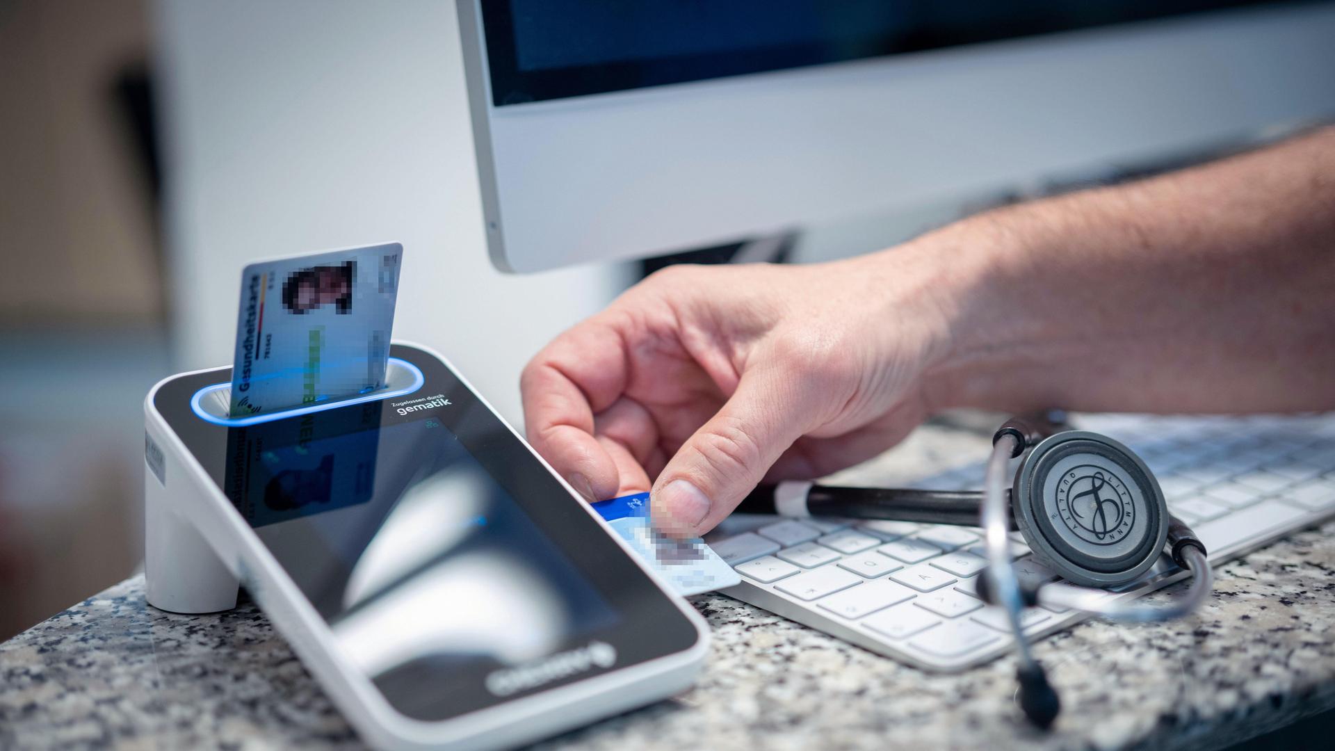 Lesegerät für die Elektronische Patientenakte (ePA) beim Hausarzt.