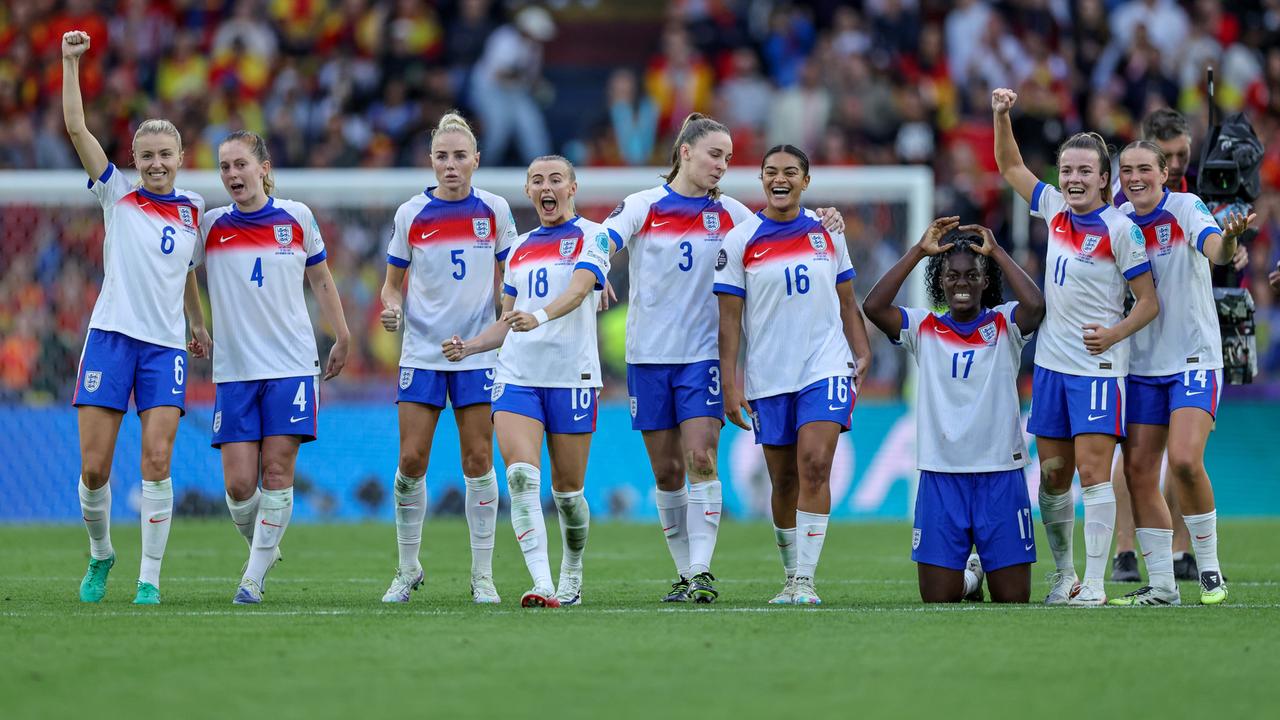 Englands Fußballerinnen in weißen Trikots und blauen Hosen feiern ihren EM-Finalsieg gegen Spanien.