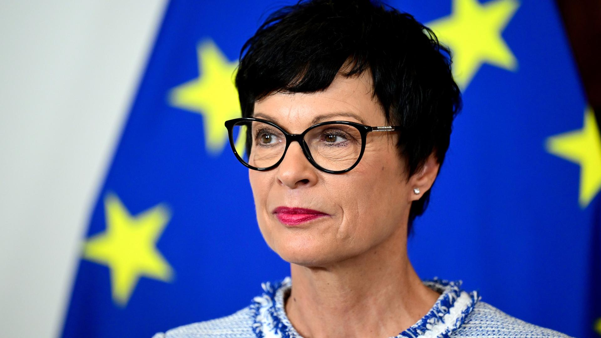 EU-Kommissarin Marta Kos steht vor der Europa-Flagge