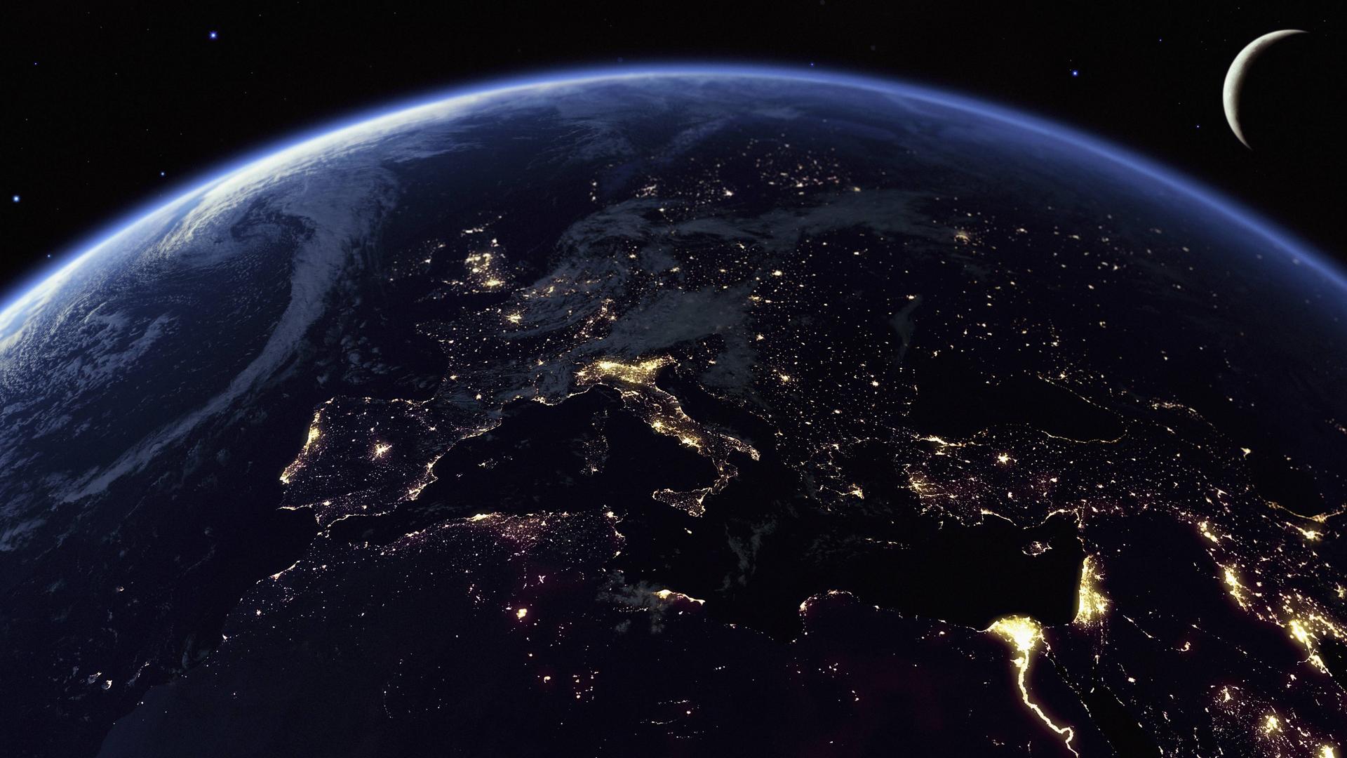 Die Erde: Europa, das Mittelmeer und Nordafrika bei Nacht vom Weltraum (Symbolbild)