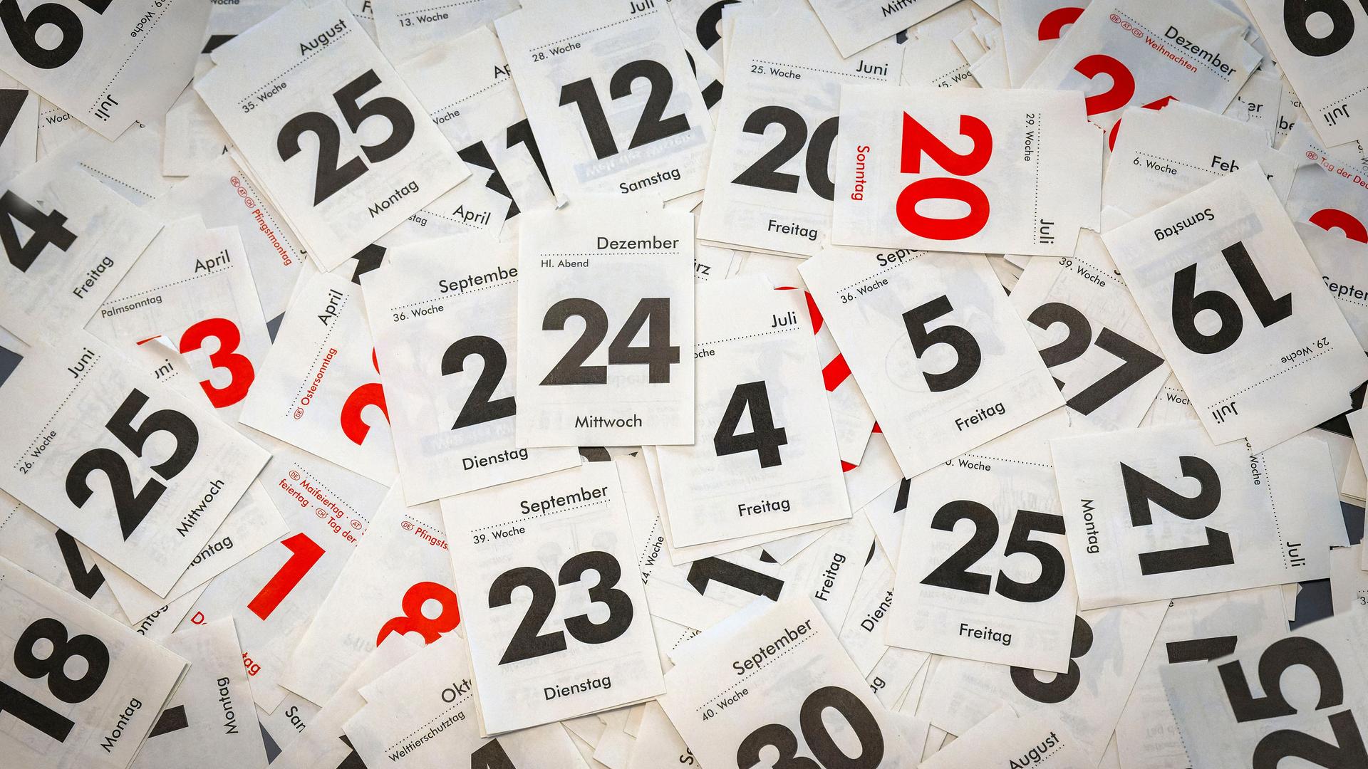 Kalenderblätter liegen lose übereinander.
