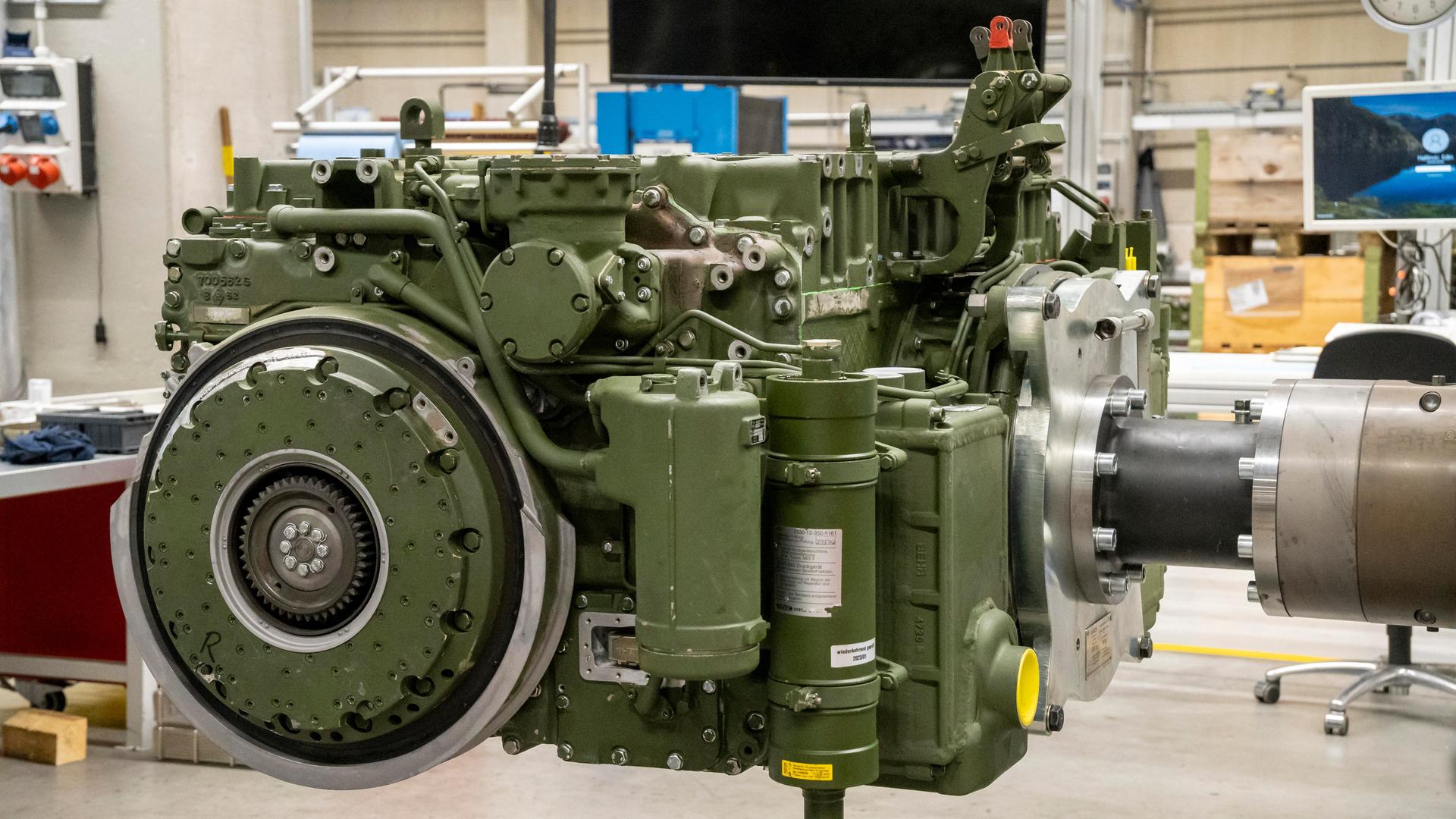 Produktionstätte für Rüstungsgüter bei der RENK AG in Augsburg. Abbildung eines vollautomatischen Schalt- und Lenkgetriebes für den Puma der Bundeswehr