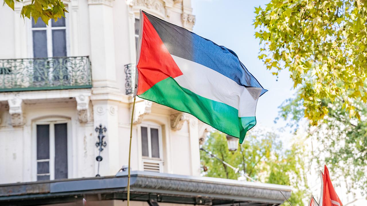 Eine Flagge Palästinas weht in einer Straße in Lyon.