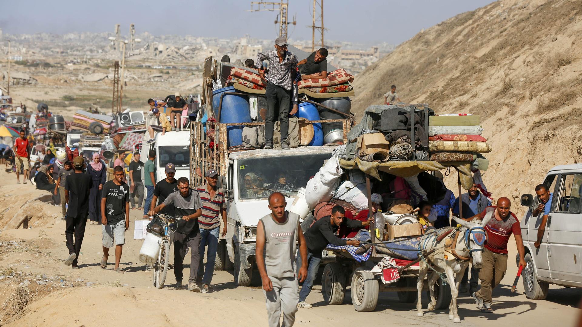 Menschen fliehen mit Autos und Eselskarren aus Gaza-Stadt in Richtung Süden 
