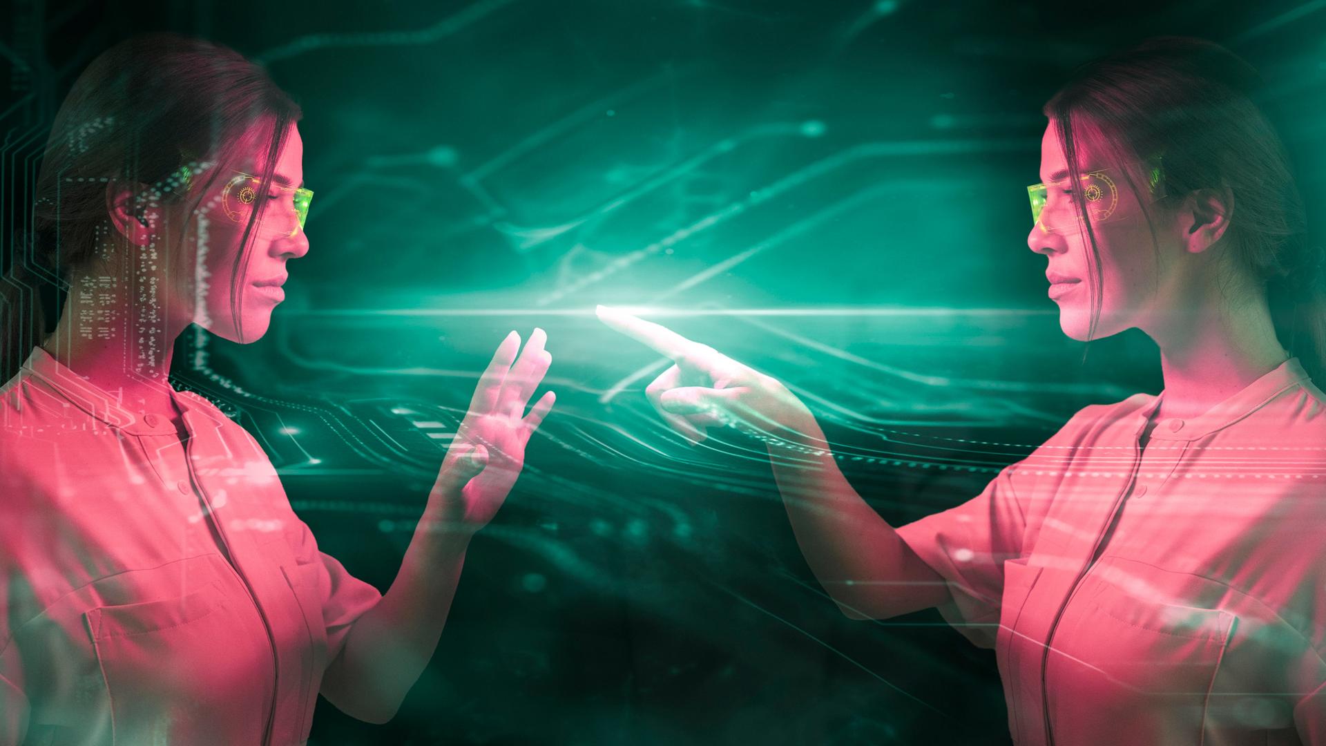 Eine junge Frau mit Laborbrille steht ihrem digitalem Spiegelbild gegenüber, in einer grünlich schimmernden Beleuchtung, es scheibt, als programmiert sie etwas (Fotomontage)