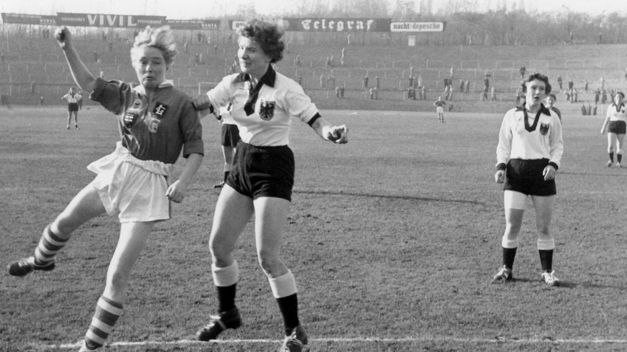Im Endspiel der Fußball-EM der Frauen 1957 im Poststadion in Berlin setzte sich die englische Mannschaft (in hellen Hosen) gegen die deutsche Mannschaft durch. 