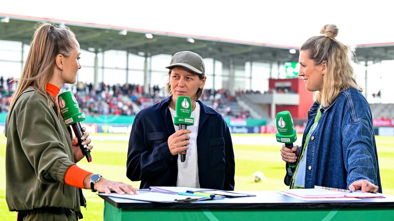 Sky-Sport Moderatorin Nele Ocik, Bianca Rech von der Sportlichen Leitung des FC Bayern und die ehemalige Bayern-Spielerin Verene Schweers im Gespräch beim Halbfinale im DFB-Pokal der Frauen: FC Bayern München - TSG 1899 Hoffenheim