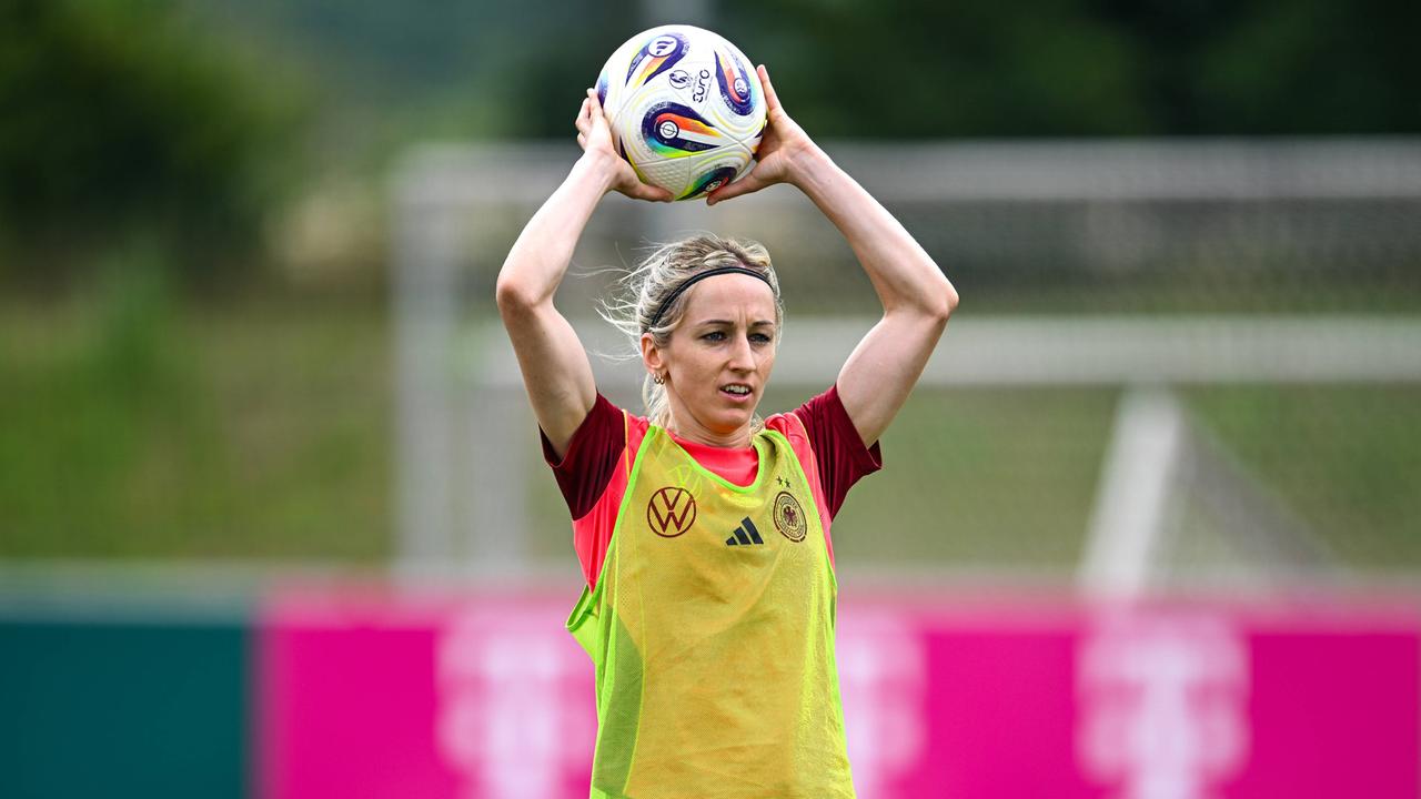 Die deutsche Nationalspielerin Kathrin Hendrich beim Einwurf während eines öffentlichen Trainings zur Vorbereitung auf die UEFA Women's EURO 2025 in der Schweiz.