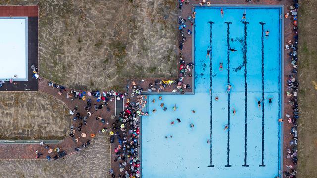Das Bild zeigt eine Luftaufnahme des neuen Freibads in Drelsdorf am 1. November 2025. Mehrere Menschen schwimmen darin. 