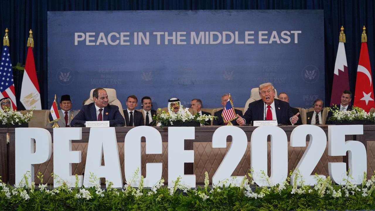 Präsident Donald Trump spricht im Beisein mehrerer Staats- und Regierungschefs auf der Gaza-Konferenz in Scharm el-Scheich. Vor dem Pult steht in großen Buchstaben das Wort "Peace 2025".
