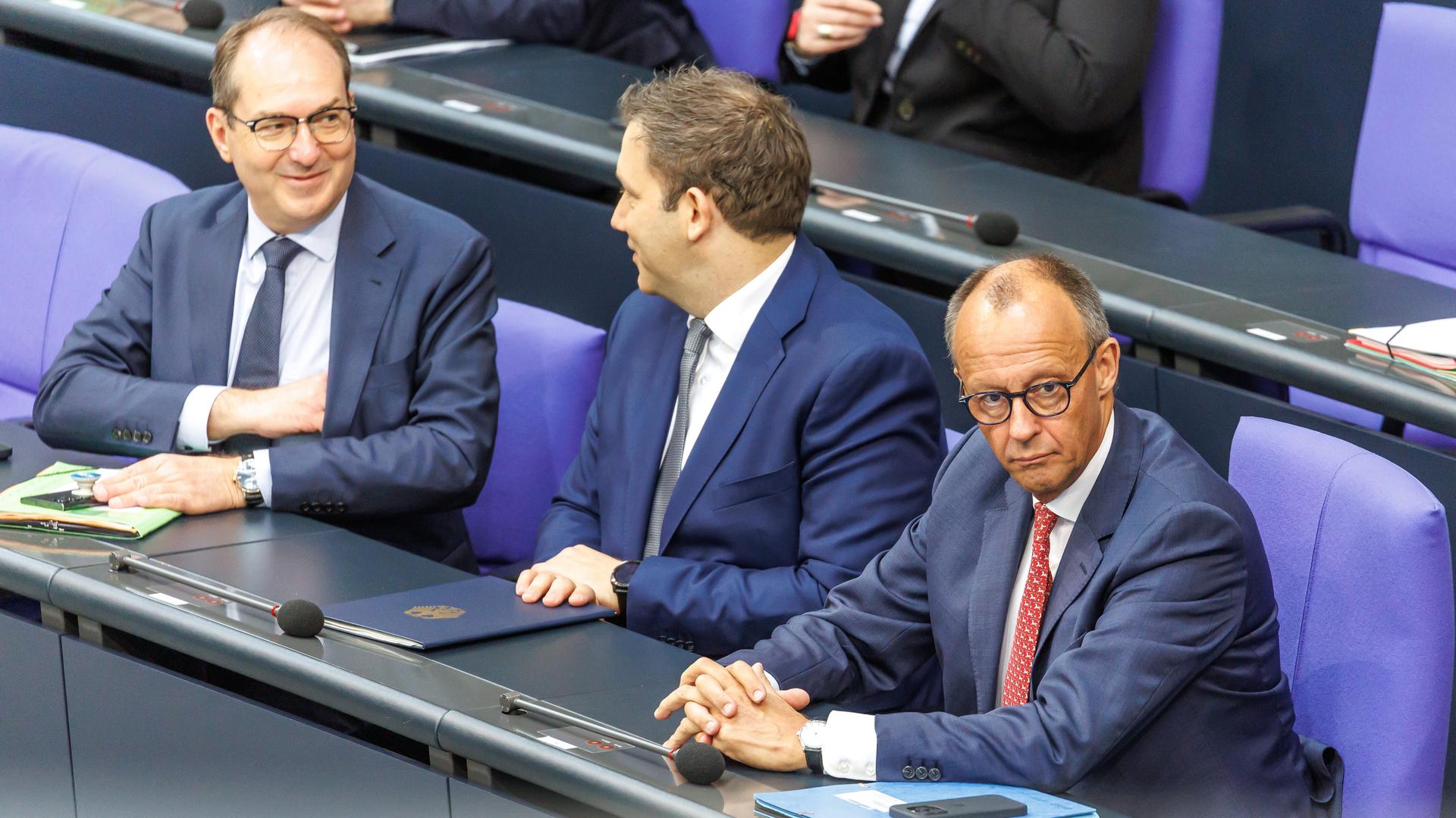 Bundeskanzler Friedrich Merz (CDU), Vize-Kanzler Lars Klingbeil (SPD) und Bundesinnenminister Alexander Dobrindt (CSU) sitzen während einer Plenarsitzung im Deutschen Bundestag am 8.07.2025 in Berlin. 