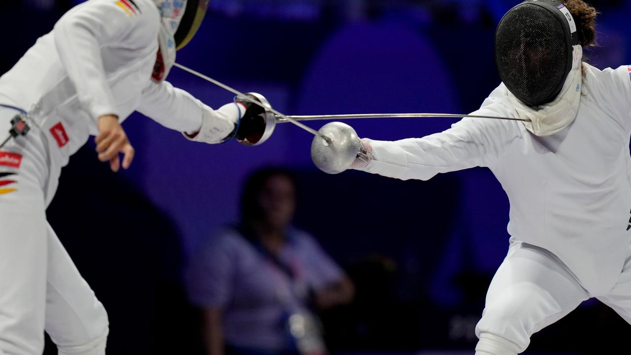 Die britische Fechterin Kate French im Kampf gegen die deutsche Fechterin Rebecca Langrehr. Beide standen sich im Modernen Fünfkampf 2024 während der Olympischen Spiele gegenüber.