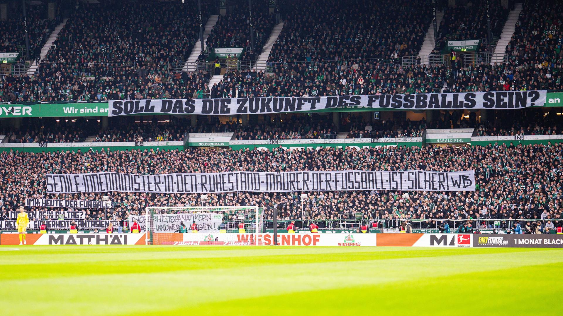Foto vom 29.11.2025, 1. Bundesliga, 12. Spieltag, SV Werder Bremen - 1. FC Köln: Fans von Werder Bremen mit Banner "Soll das die Zukunft des Fußballs sein?" in Bezug auf die Innenministerkonferenz