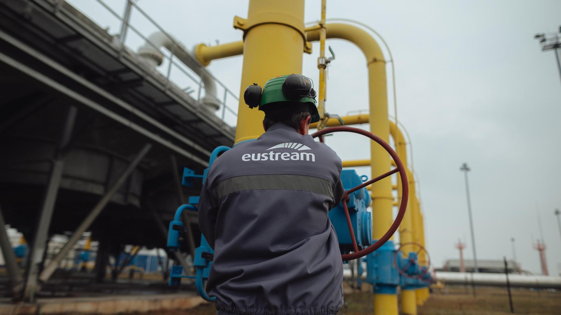 Ein Arbeiter erledigt im slowakischen Velke Kapusany seine täglichen Aufgaben in der Eustream-Gasanlage. Die Anlage, die größte ihrer Art in Europa, dient als Eingangspunkt für Gas aus der Ukraine.