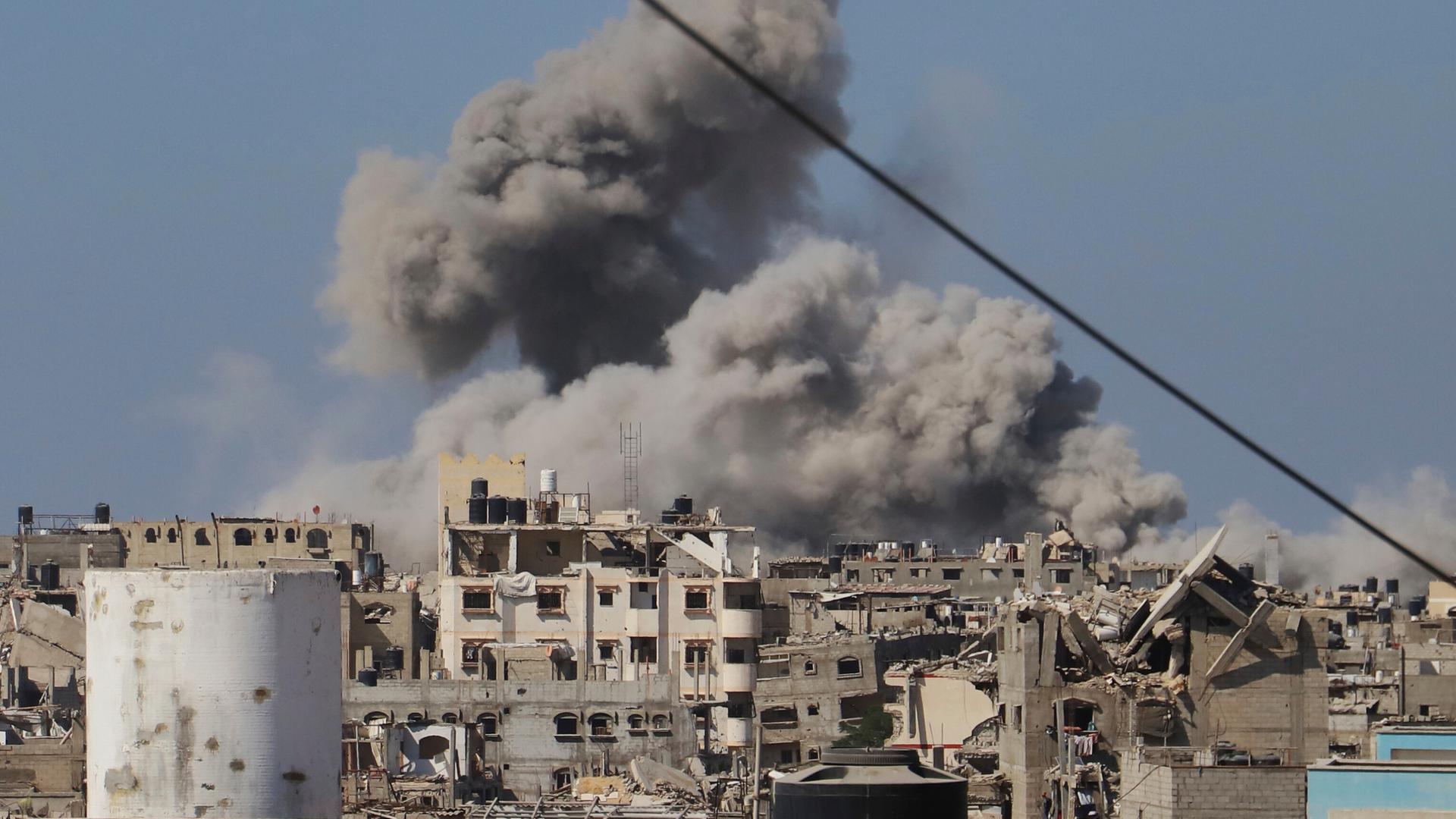 Qualm steigt nach einem Luftangriff auf die Stadt Chan Yunis im Gazastreifen auf