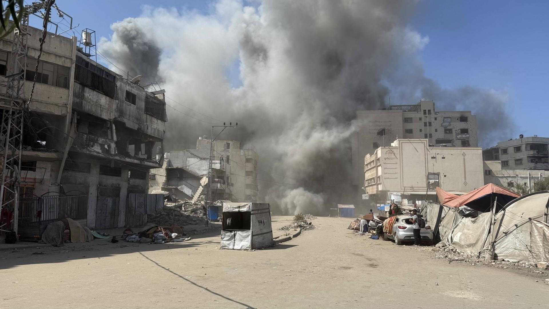 Rauch steigt über einem Gebäude in Gaza-Stadt auf