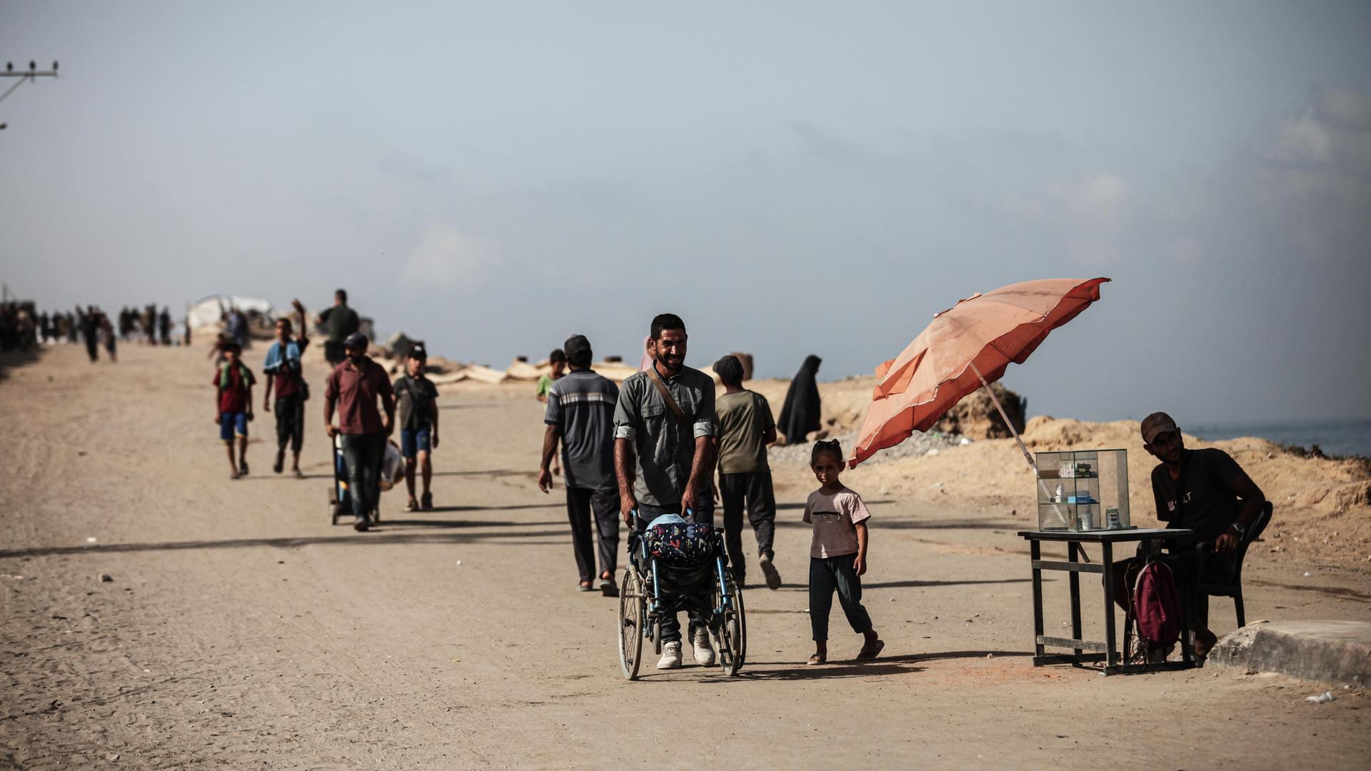 Palästinenser sind zu Fuß unterwegs in Gaza City im Gazastreifen.