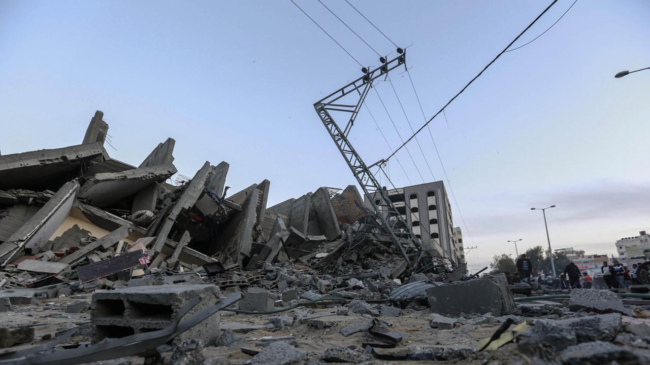 Blick auf mehrere zerstörte Gebäude in Gaza, die bei israelischen Luftangriffen auf die Stadt zerstört wurden. 