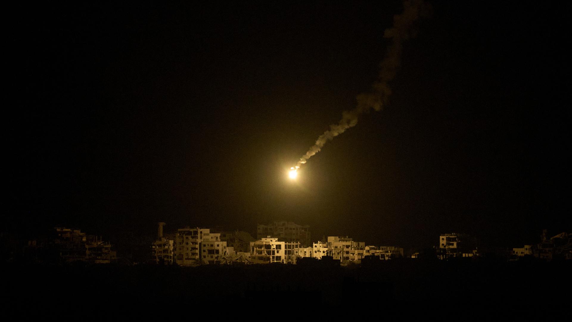 Ein Leuchtfeuer des israelishen Militärs nähert sich einem Gebäude im Gazastreifen in der Nacht am 15. September 2025.