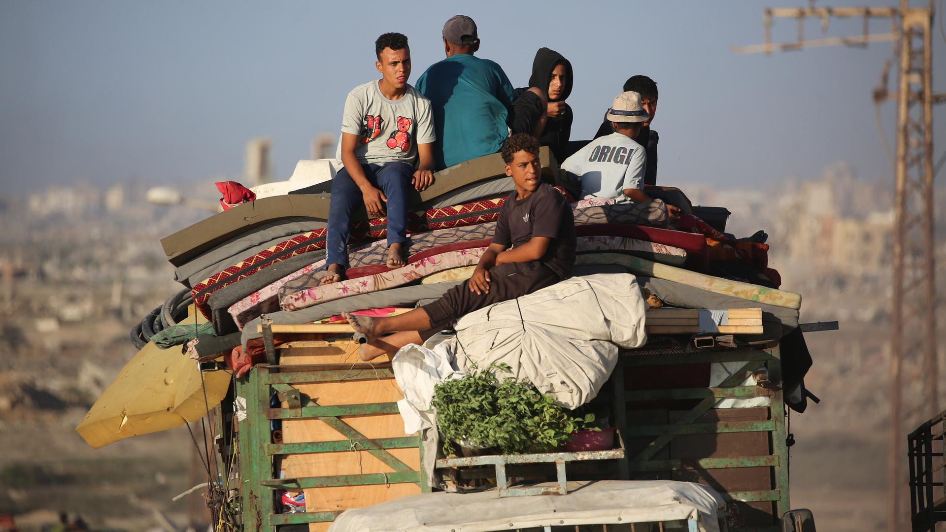 Palästinenser auf einem vollgepackten Lastwagen aus Gaza-Stadt fliehen. 