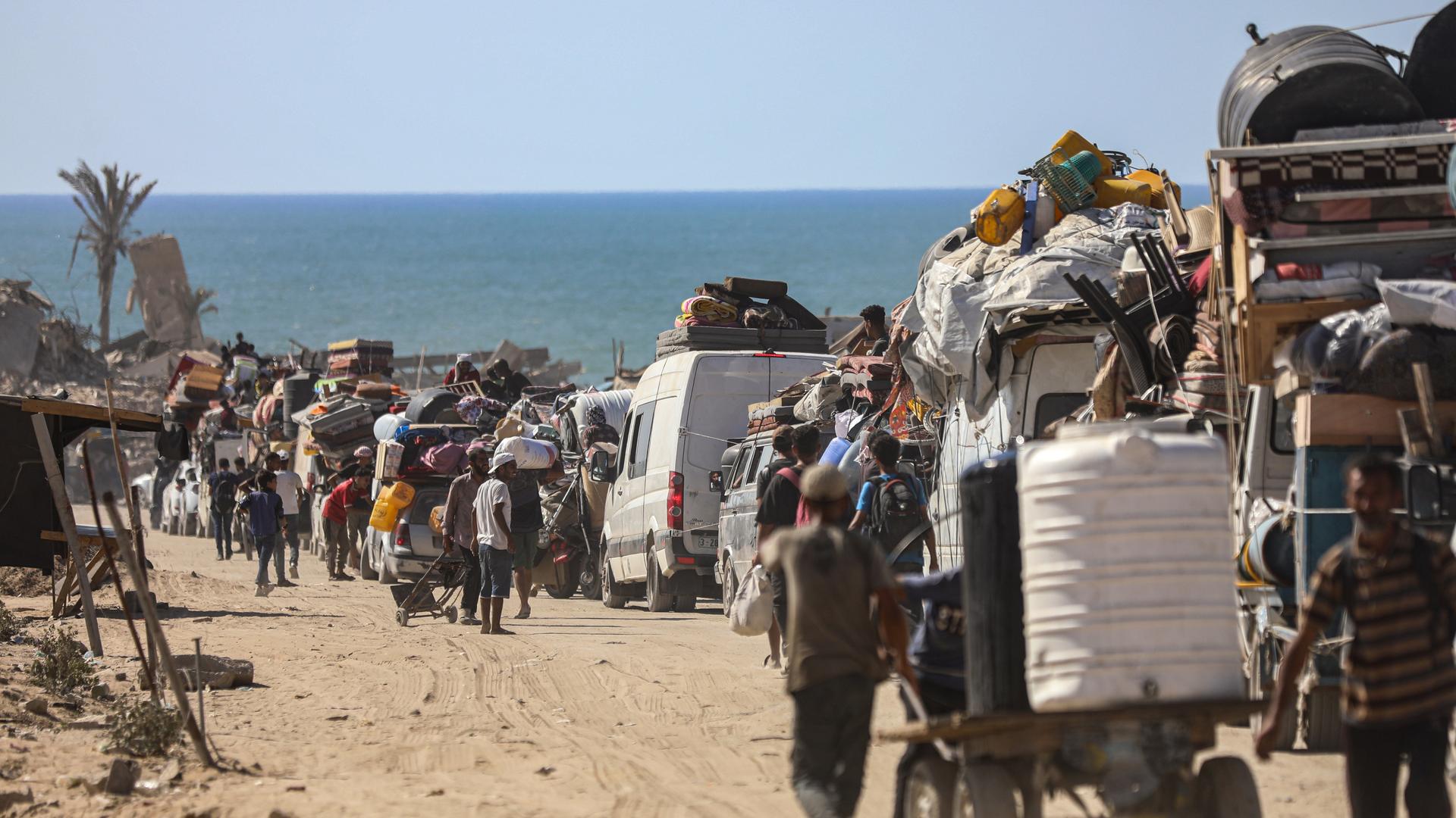 Eine lange Kolonne von Menschen hat sich zu Fuß oder auf Fahrzeugen in Bewegung gesetzt, um aus Gaza zu fliehen. 
