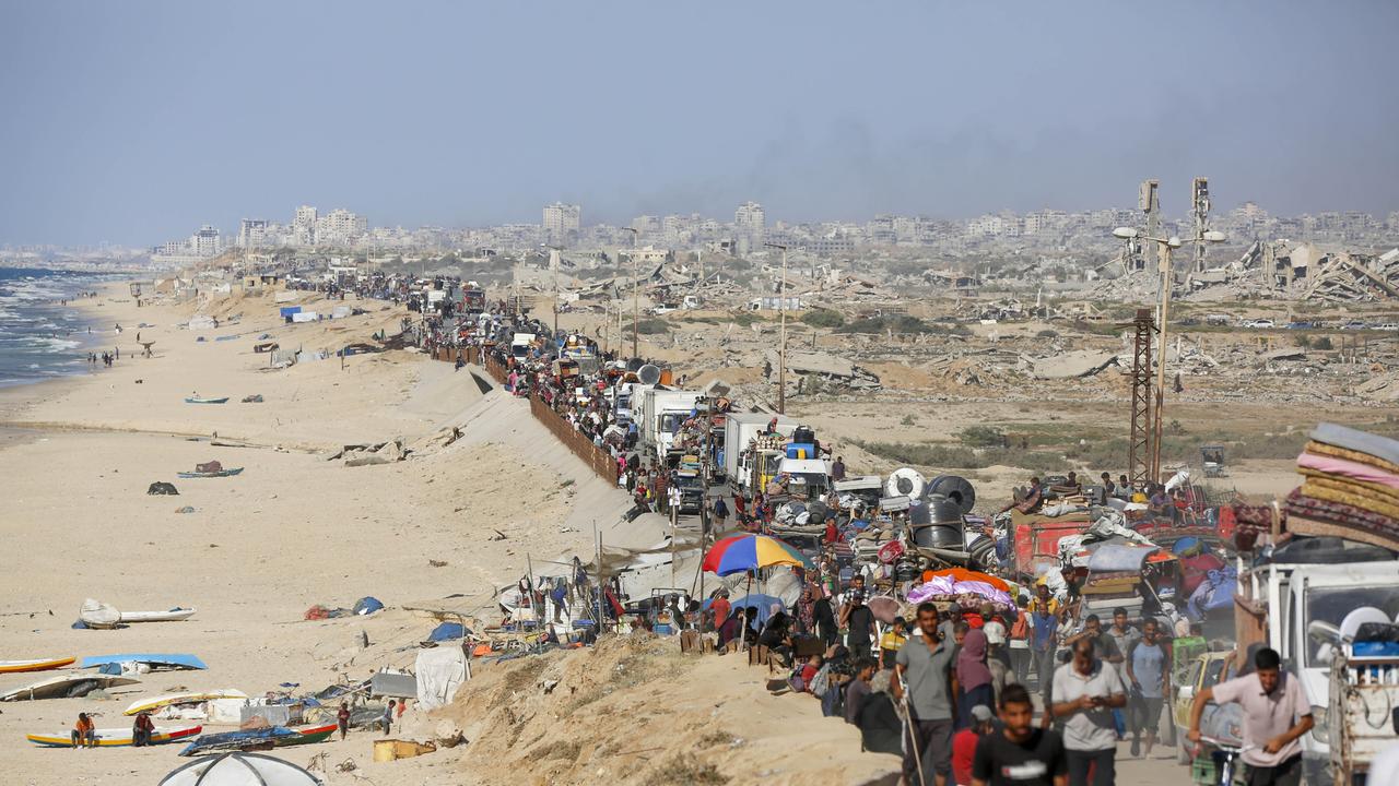 Palästinenser fliehen mit ihrem Hab und Gut am 16.09.2025 zu Fuß und in Transportern in den Süden des Gazastreifens.