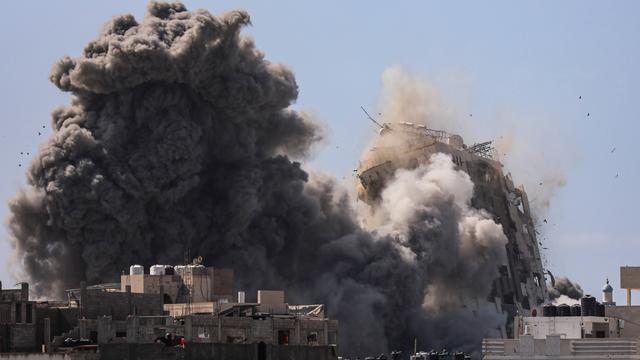 Rauchwolke am einstürzenden Al-Ghafri Tower in Gaza City
