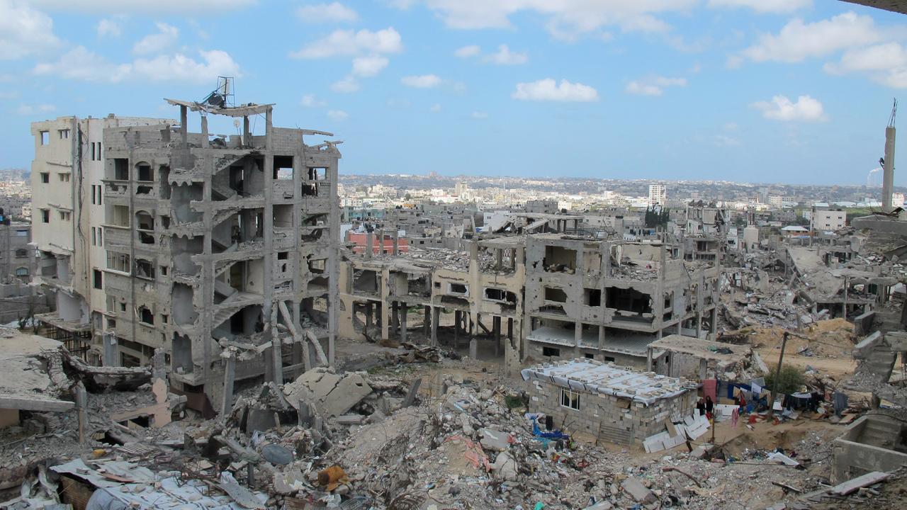 Blick von einem Wohnhaus auf die zerstörten Häuser in Gaza 
