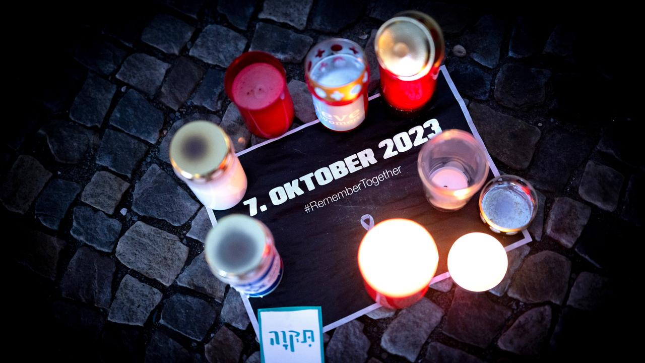 Ein Schild mit dem Datum 7. Oktober 2023 und Kerzen fuer die Freilassung der Geisel und das Ende der Hamas Herrschaft in Gaza. 