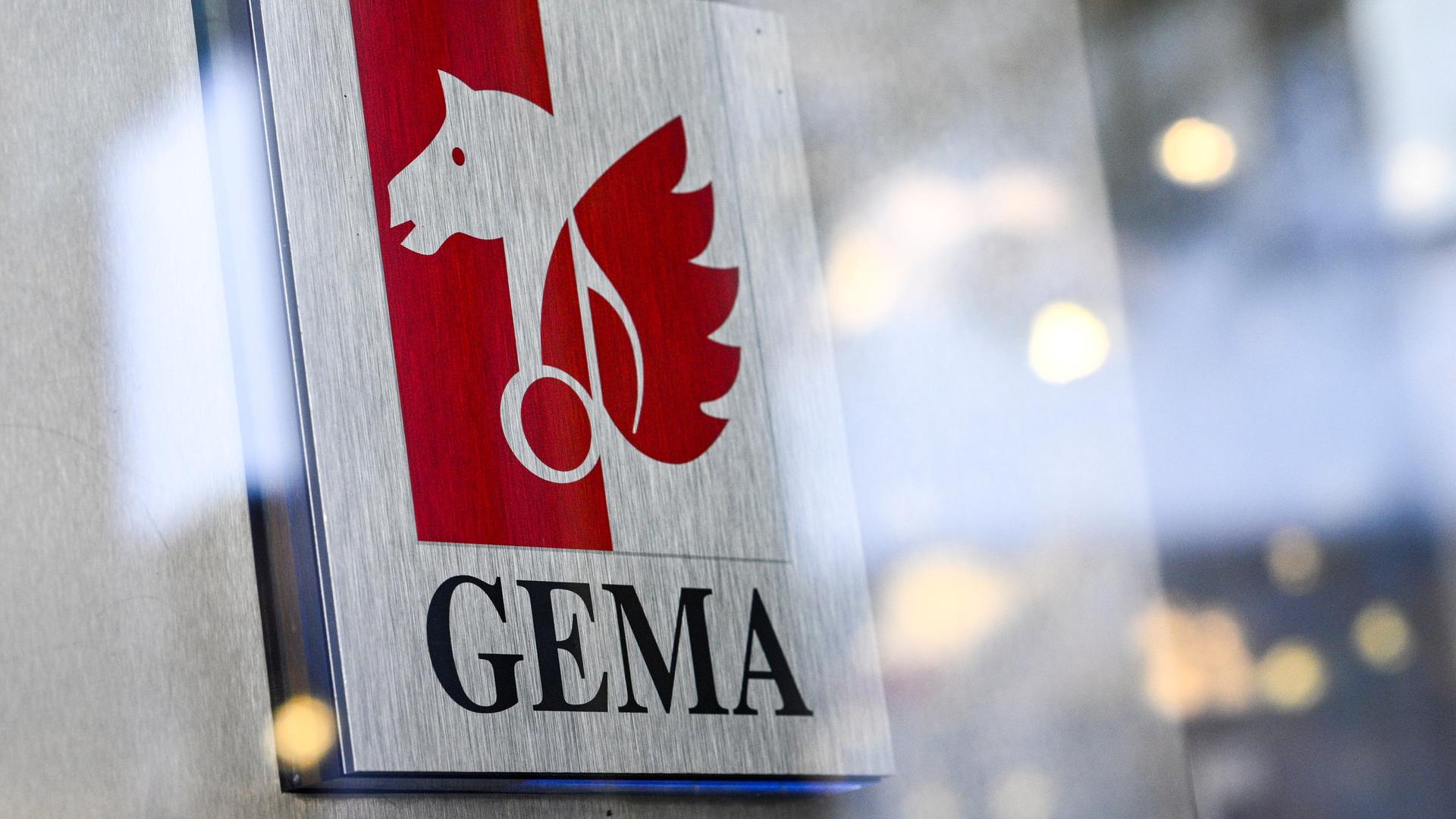 Das Logo und der Schriftzug der GEMA (Gesellschaft für musikalische Aufführungs- und mechanische Vervielfältigungsrechte) am Sitz der Generaldirektion Berlin in der Bayreuther Straße.