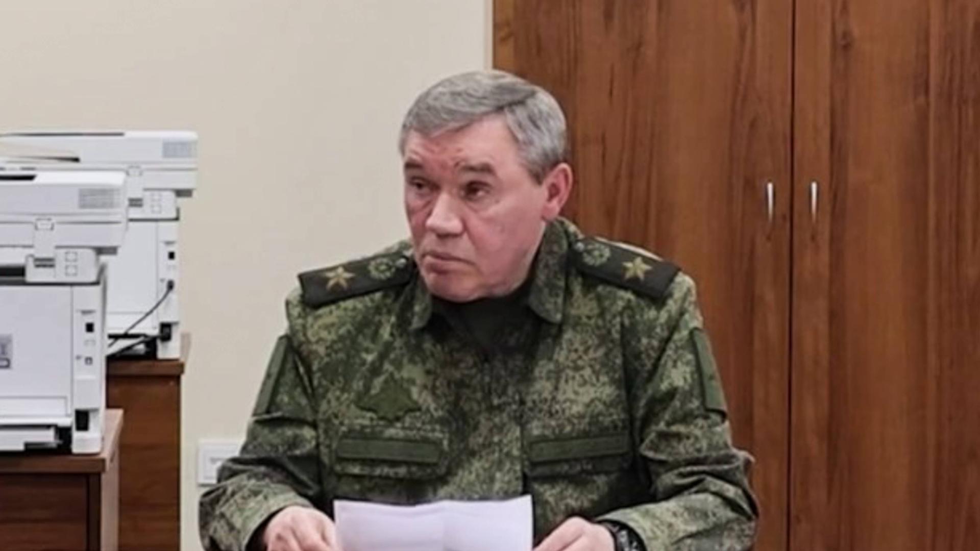 Waleri Gerassimow sitzt bei einer Besprechung am Schreibtisch.