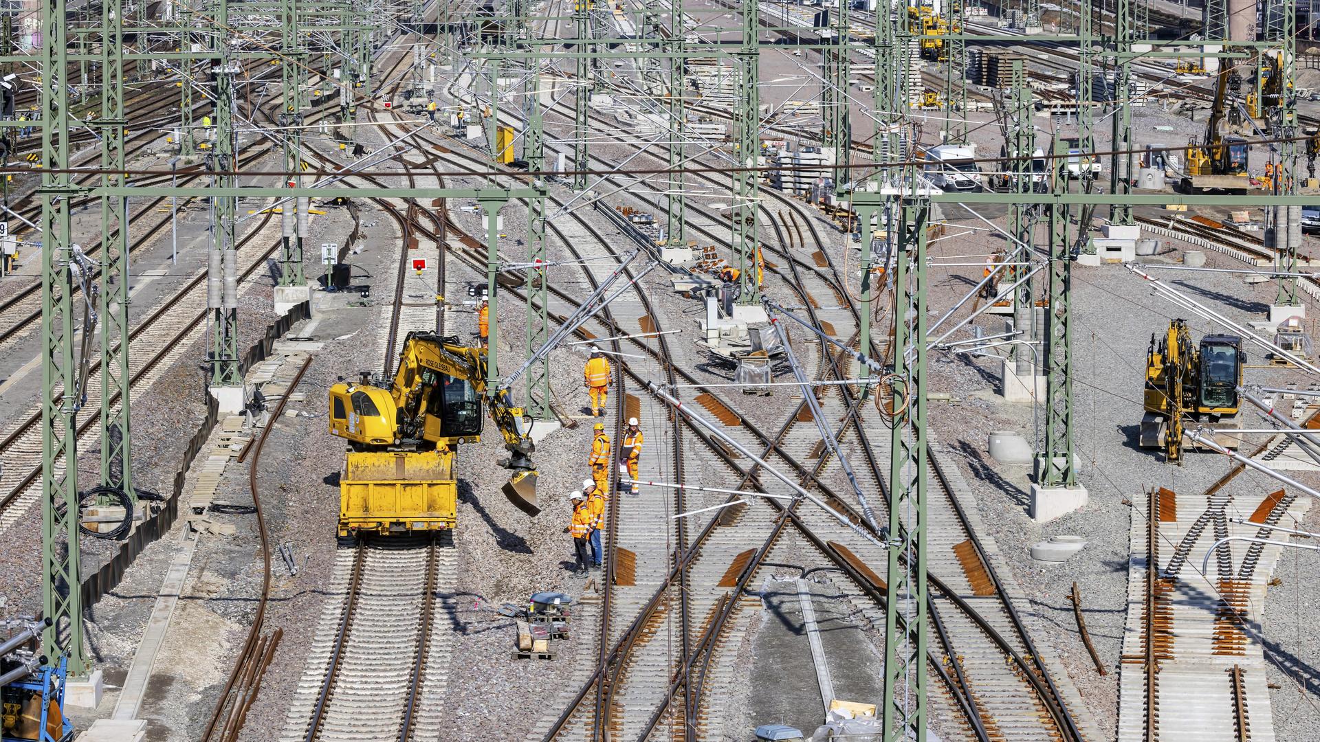 Viele Bahngleise und Stromtrassen, entlang derer Bauarbeiten stattfinden.