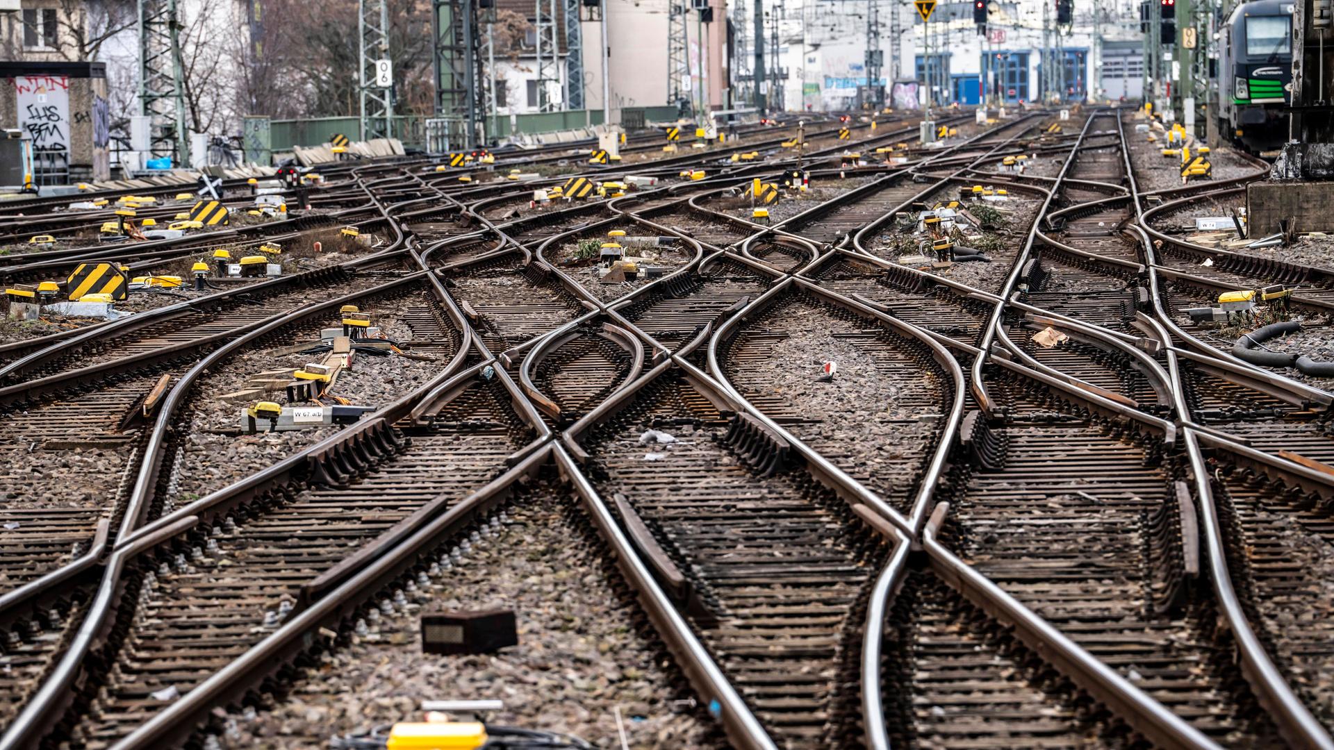 Leere Gleisanlagen vor einem Hauptbahnhof.e