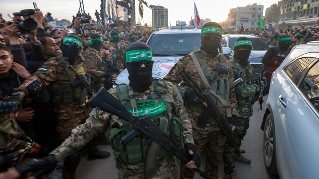 Vermummte Hamas Kämpfer mit einem Wagen des Roten Kreuzes in Gaza City im Januar 
