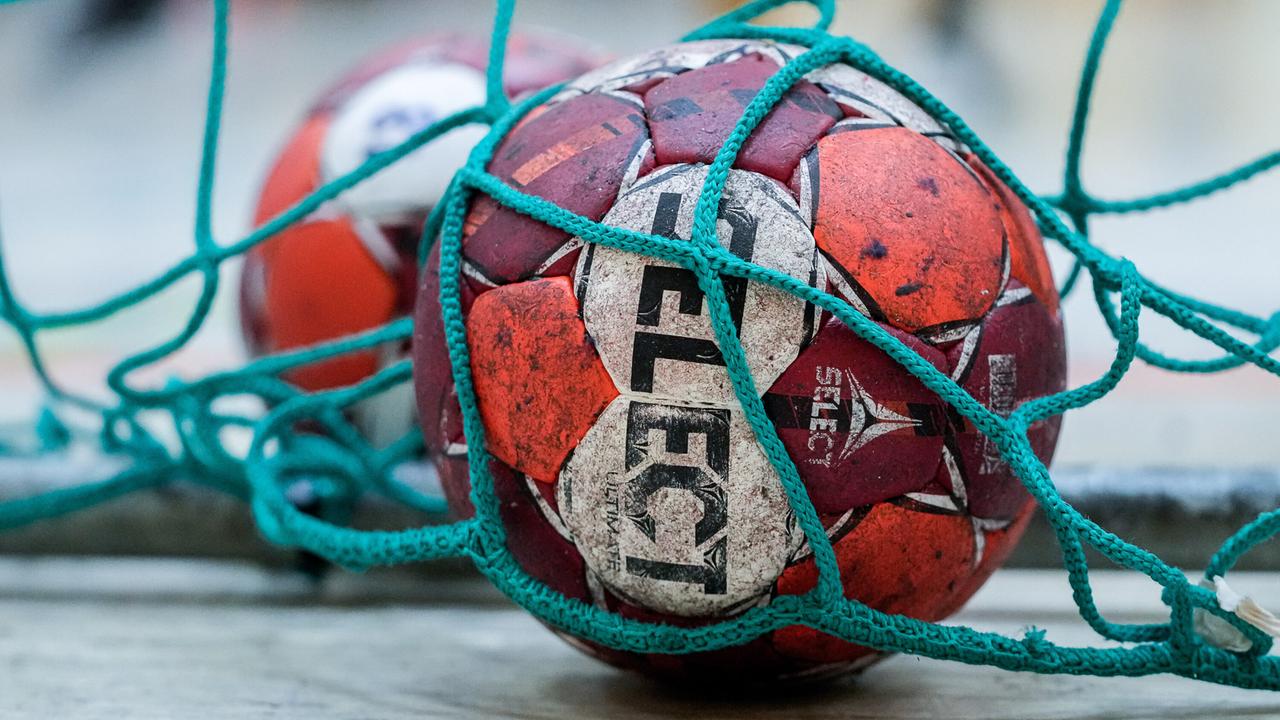 Ein Ball der Marke Select Ultimate liegt im Tor, hinter dem Tornetz.