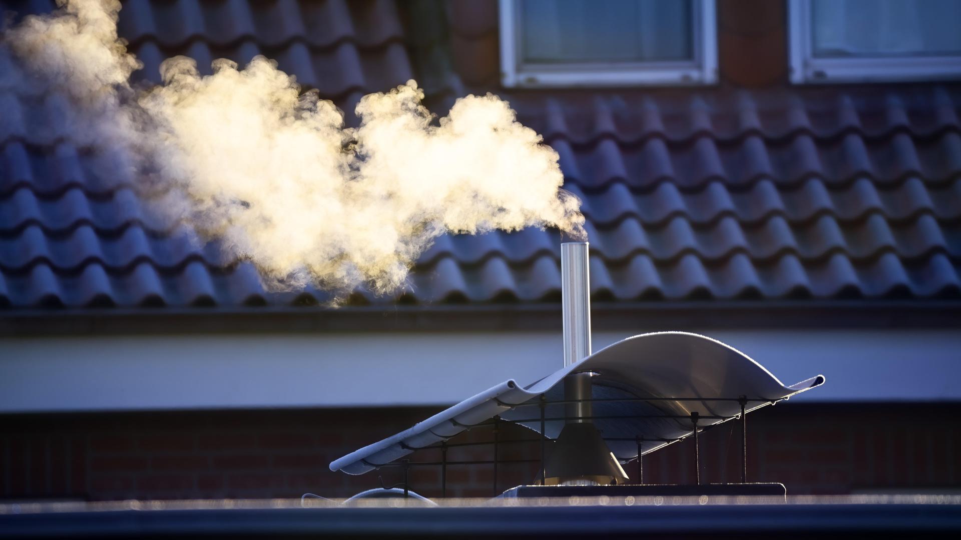Rauchender Schornstein eines Hauses