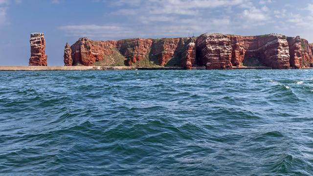 Nordsee mit Wellen und Buntsandsteinklippen von Helgoland mit der Langen Anna Nordsee mit Wellen und den Buntsandsteinklippen der Insel Helgoland mit der Langen Anna.