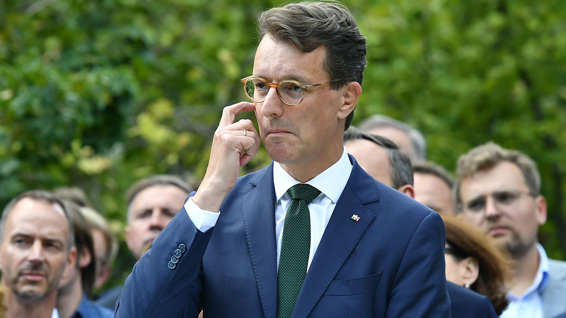 Hendrik Wüst (CDU) am Rednerpult in der Landesgeschäftsstelle in Düsseldorf 